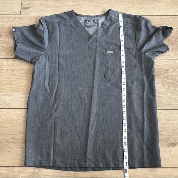 Figs Men’s Leon Three-Pocket Scrub Top Charcoal Heather Gray V-Neck Scrub Shirt - Picture 11 of 13